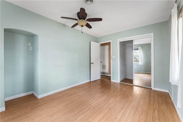 unfurnished bedroom with light wood-type flooring, a closet, and ceiling fan