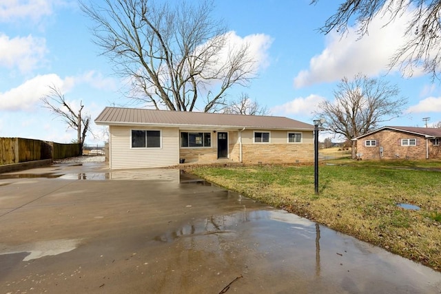 ranch-style home featuring a front yard