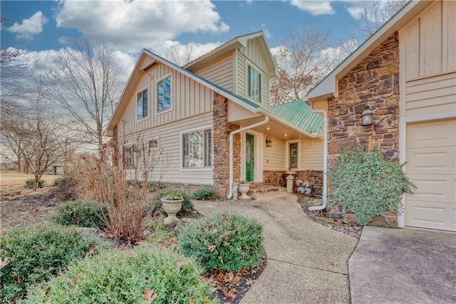 view of front of house featuring a garage