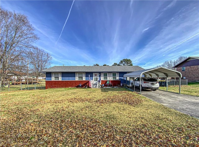 view of front of property featuring a front lawn and a carport