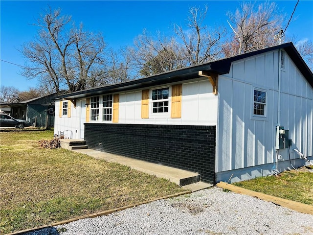 view of front facade with a front lawn