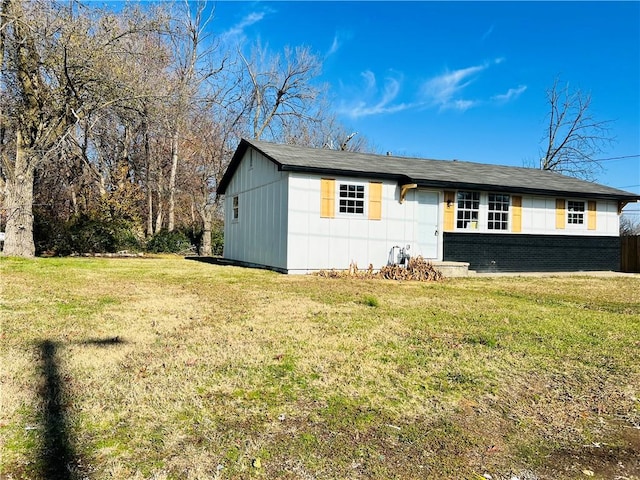 ranch-style house featuring a front yard