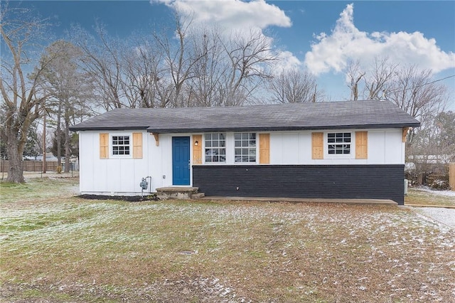 single story home featuring a front lawn