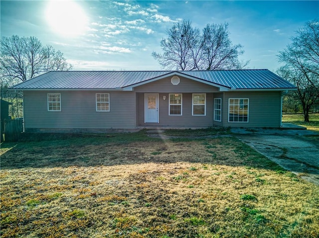 ranch-style home featuring a front yard