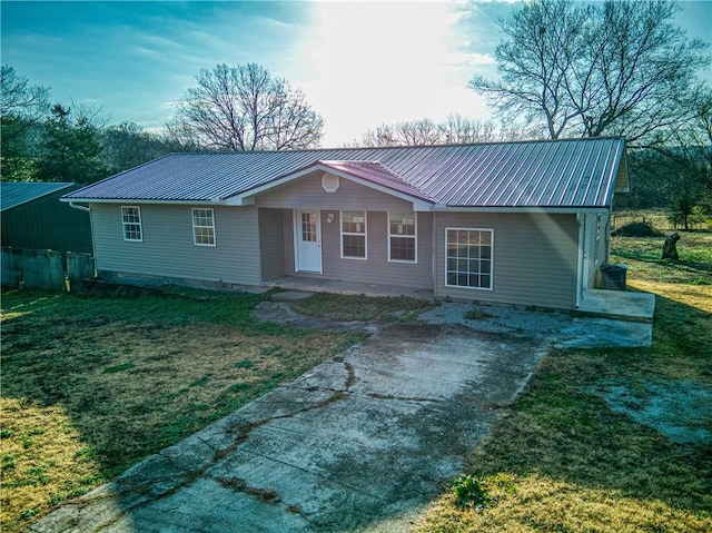 single story home with a front lawn