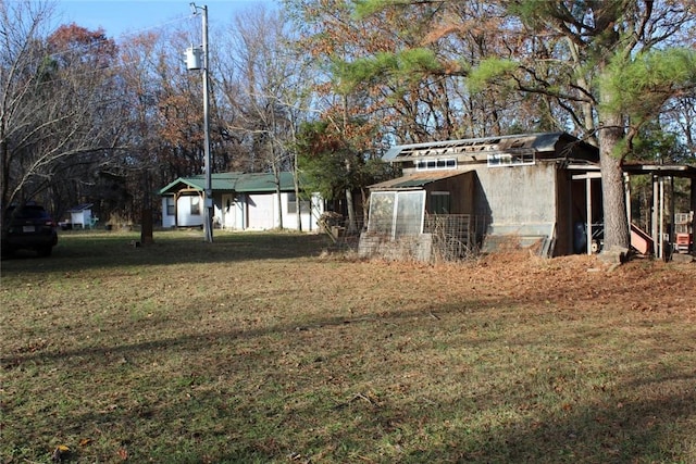 view of yard featuring an outdoor structure