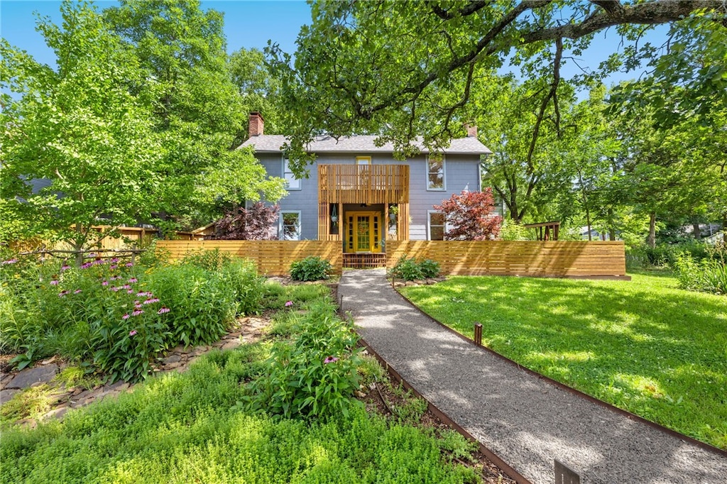 view of front of property with a front yard