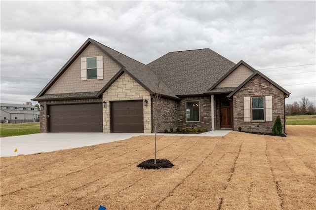 craftsman inspired home featuring a front lawn