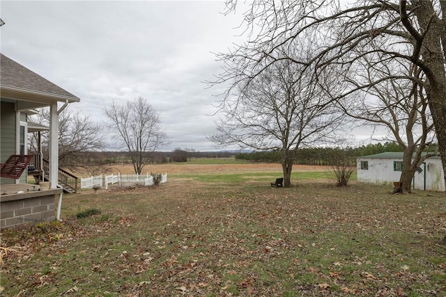 view of yard featuring a rural view