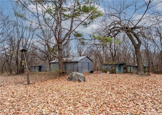 view of yard with an outbuilding