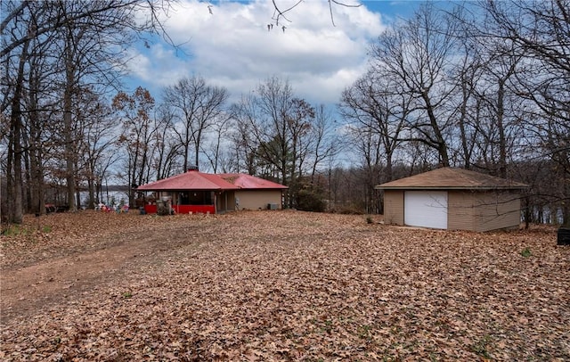 view of yard featuring an outbuilding and a garage