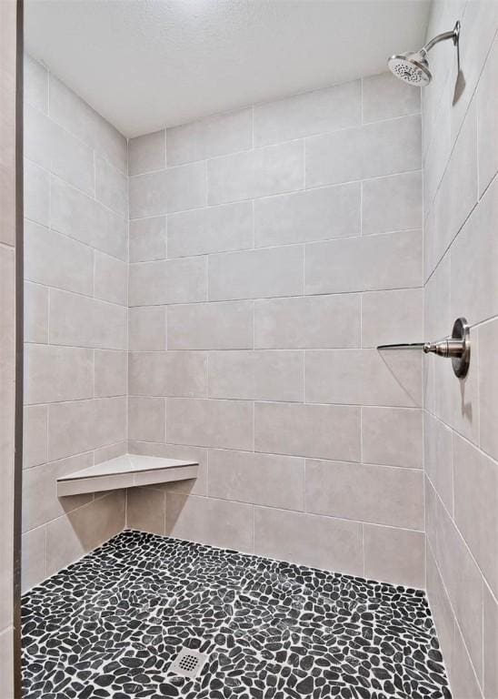 bathroom featuring tiled shower