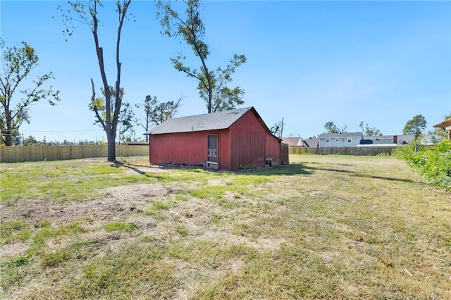 view of yard with an outbuilding