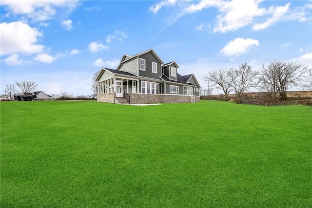 view of front of house featuring a front lawn