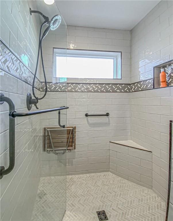 bathroom featuring a healthy amount of sunlight and tiled shower