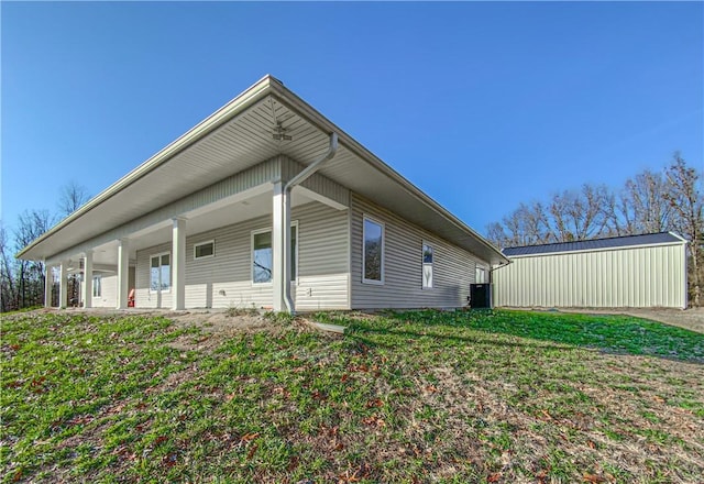 view of side of property featuring a lawn