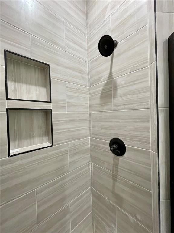 bathroom featuring a tile shower