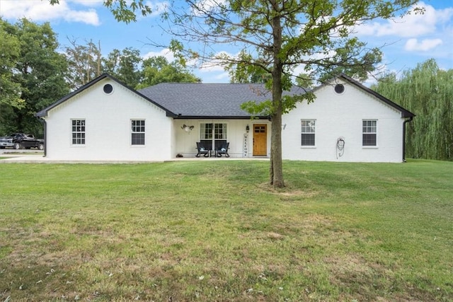 view of front of home with a front lawn