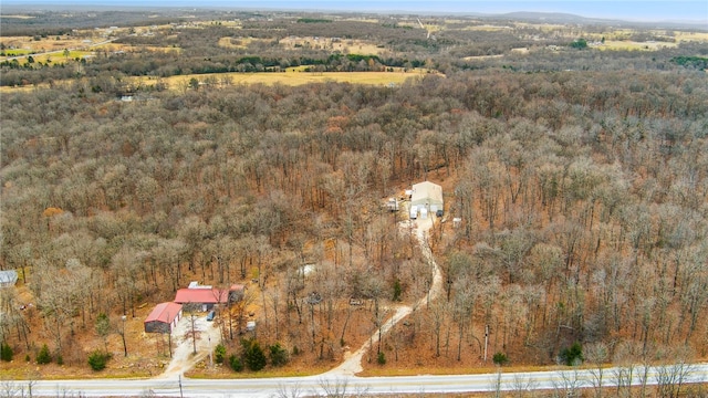 birds eye view of property featuring a forest view