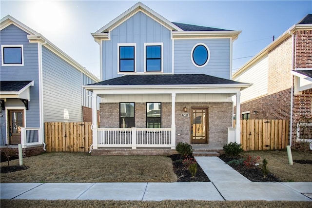 view of front facade featuring a porch and a front lawn