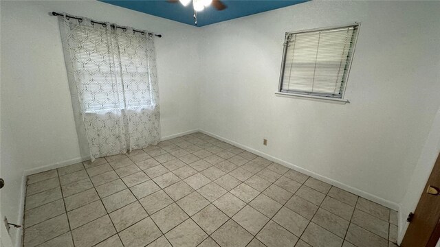 empty room with ceiling fan