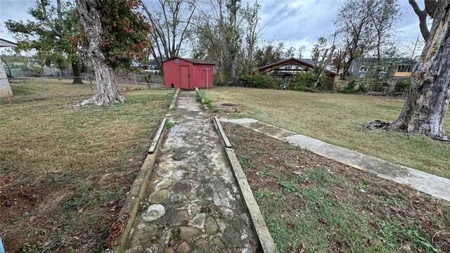 view of yard featuring a shed