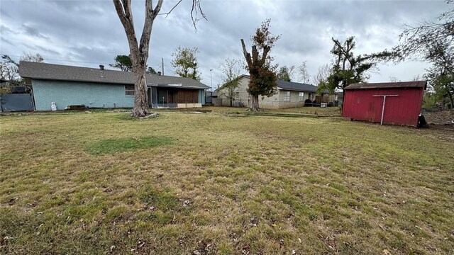 view of yard featuring a storage unit