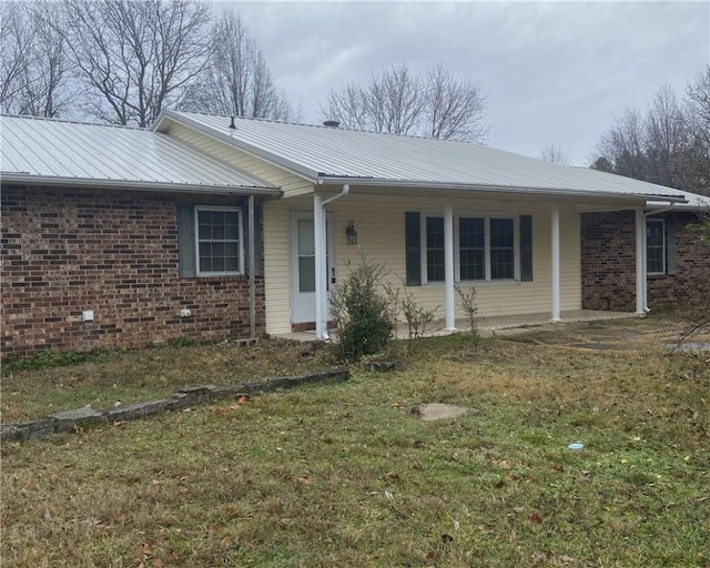 single story home with a front lawn