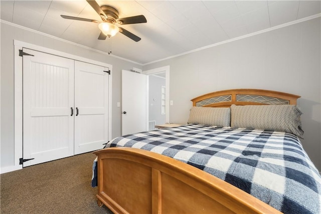 carpeted bedroom featuring a closet, ceiling fan, and crown molding