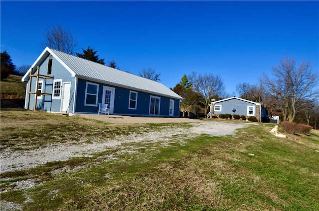 view of front facade featuring a front yard