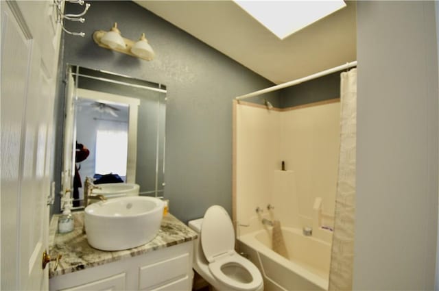 full bathroom featuring shower / bath combo with shower curtain, vanity, and toilet