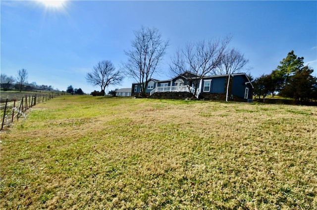 view of yard featuring a rural view