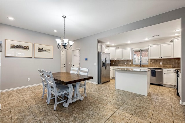 dining room featuring sink and an inviting chandelier