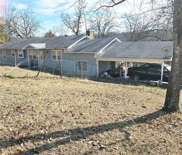 view of front of home featuring a carport and a front lawn