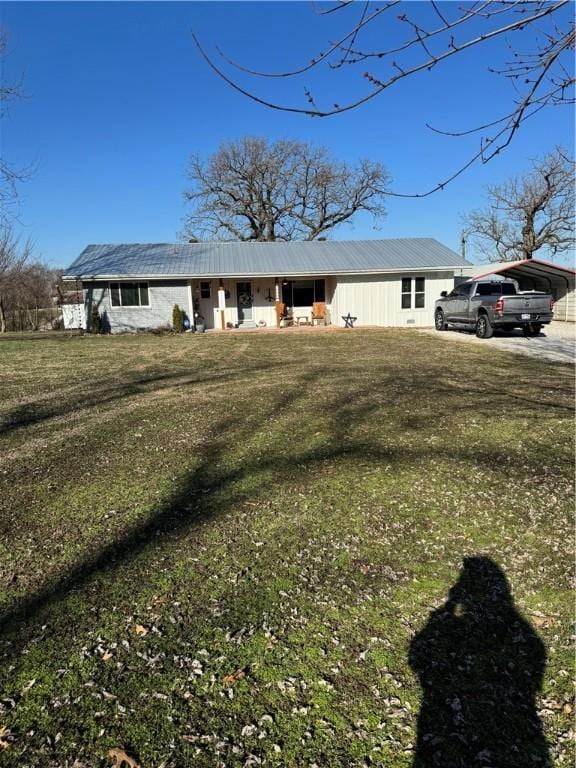 view of front of home featuring a carport and a front lawn