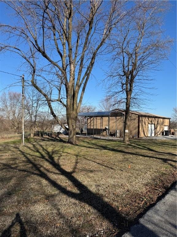 view of yard featuring an outbuilding