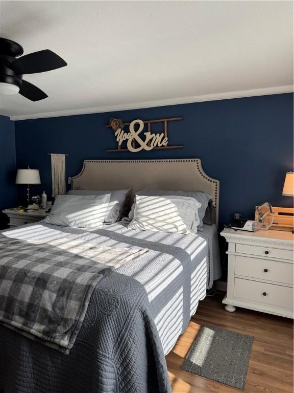 bedroom featuring dark wood-style floors and ceiling fan