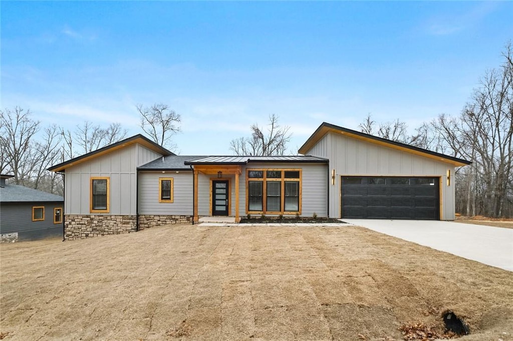 view of front facade featuring a garage