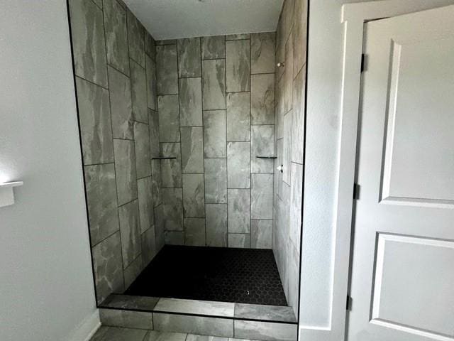 bathroom featuring a tile shower