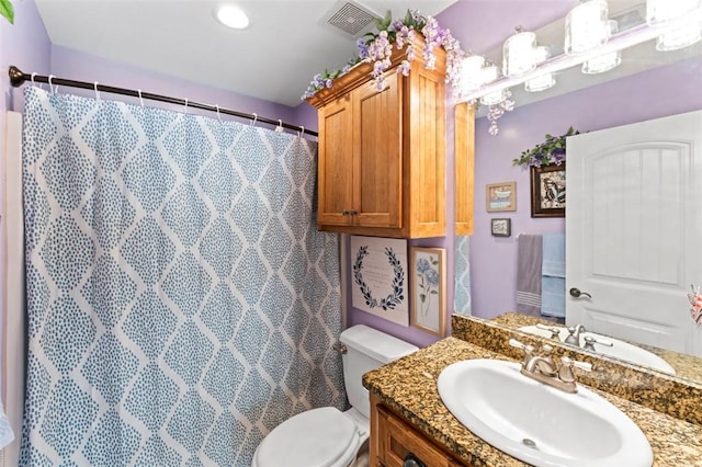 bathroom featuring a shower with curtain, vanity, and toilet