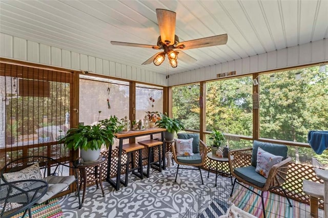 sunroom with ceiling fan