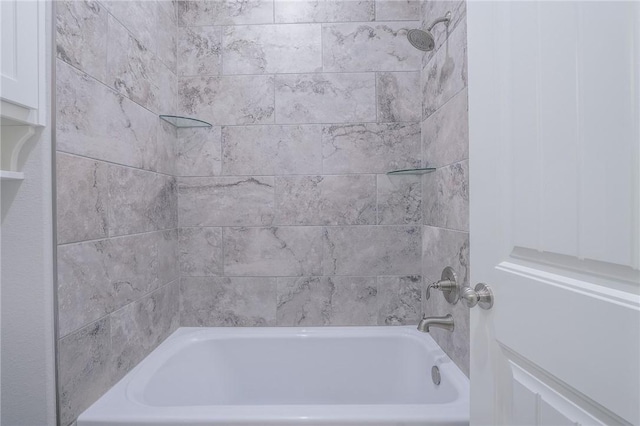 bathroom with tiled shower / bath