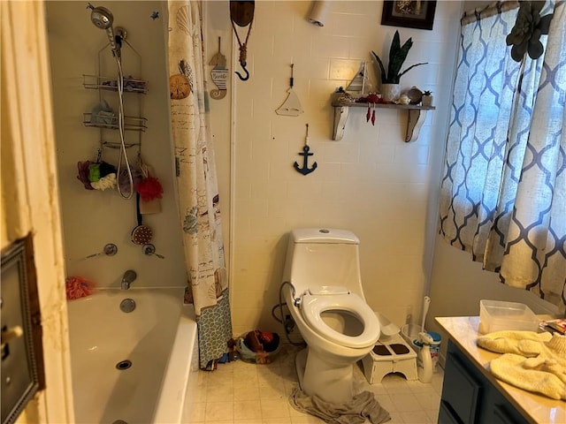 full bathroom featuring shower / tub combo with curtain, vanity, and toilet