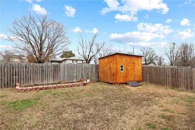 view of yard featuring a shed