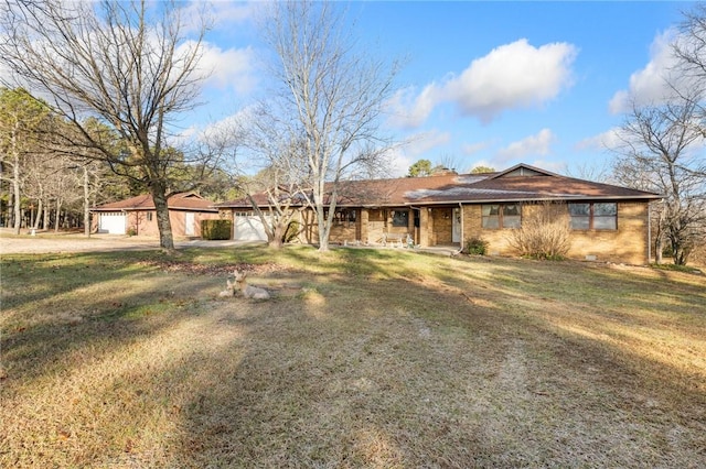 ranch-style home featuring a front lawn