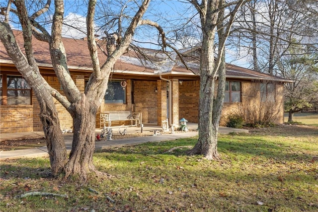 ranch-style home featuring a front yard