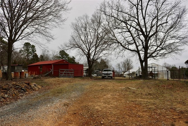 view of yard featuring an outdoor structure