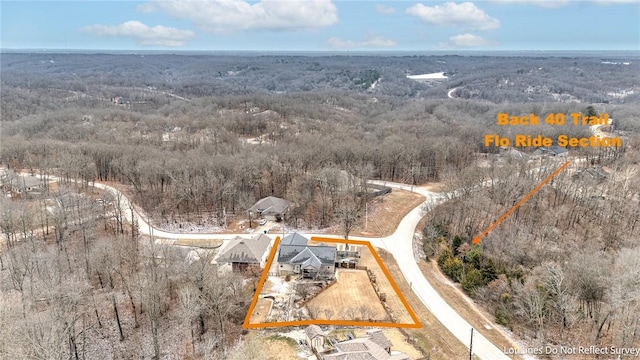 birds eye view of property featuring a forest view