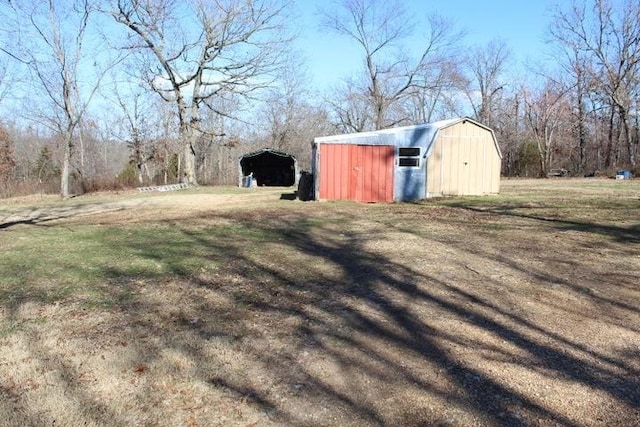 view of yard with an outbuilding