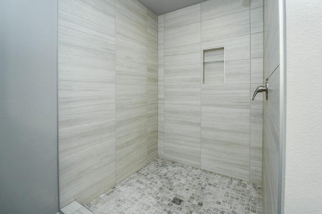 bathroom featuring tiled shower